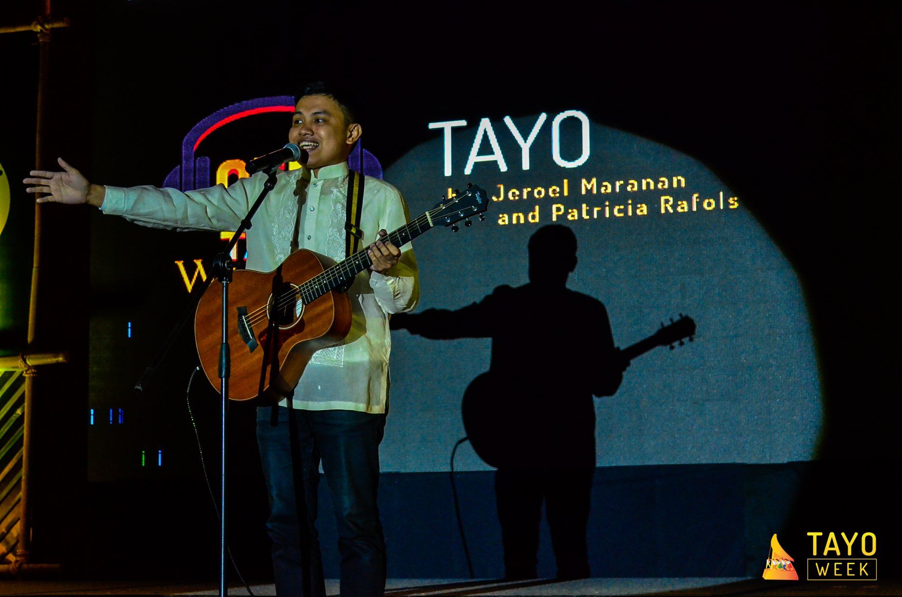 Jeroel Maranan wearing a Barong Tagalog, playing his guitar on the GenTayo 2017 Awards